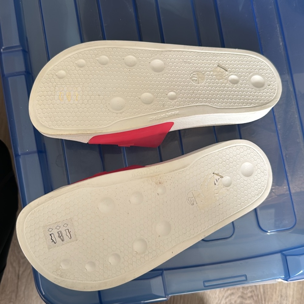 Pink Valentino pool slides - Picture 2 of 2